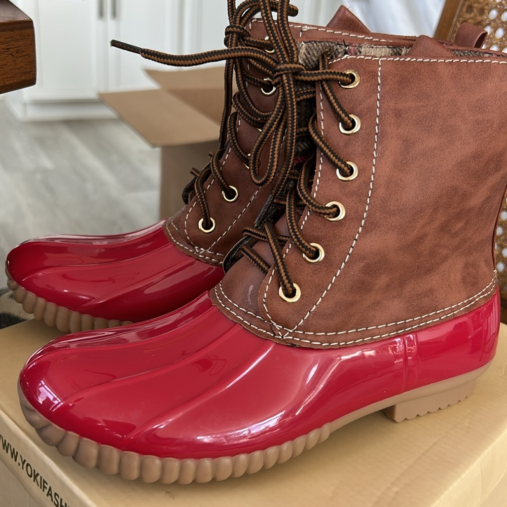 YOKI Womens Red Lace Up Duck Boots Flannel Red lining New w Box